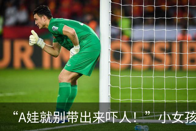 “A娃就别带出来吓人！”小女孩在教室崩溃大哭，网友却并不同情